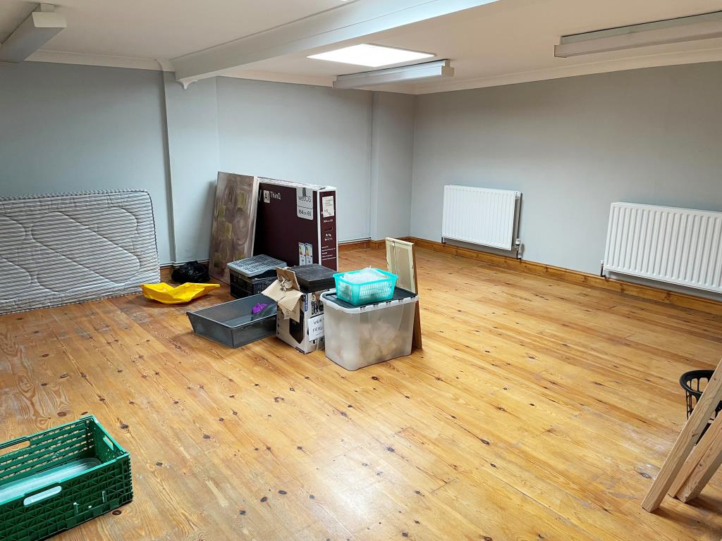 Lot: 85 - TWO FREEHOLD SHOPS PLUS WORKSHOP AND TWO FLATS ABOVE - Rear store 2 at 36c